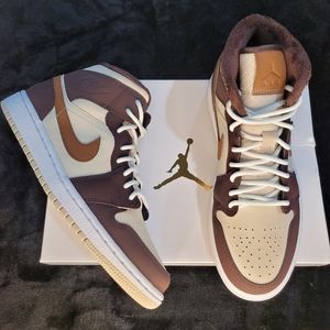 W Size 8.5 Jordan 1 Mid